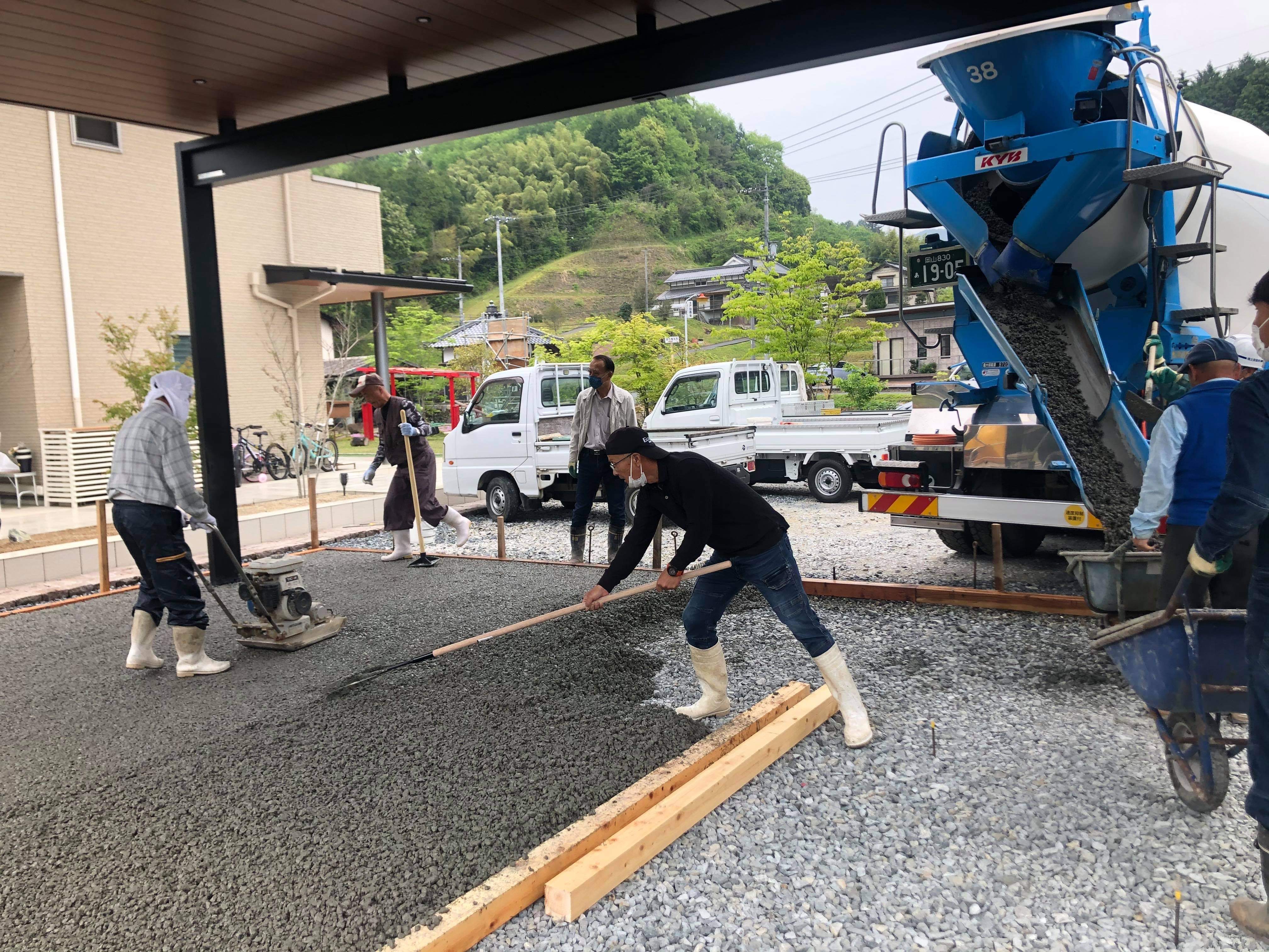 岡山 勾配をつけたくなくてドライテックを選んだが 慣れている業者を見つけられなかったのでdiyで実施 備北興業 水たまり対策 Drytech ドライテック 透水性舗装仕上材 生コンポータル