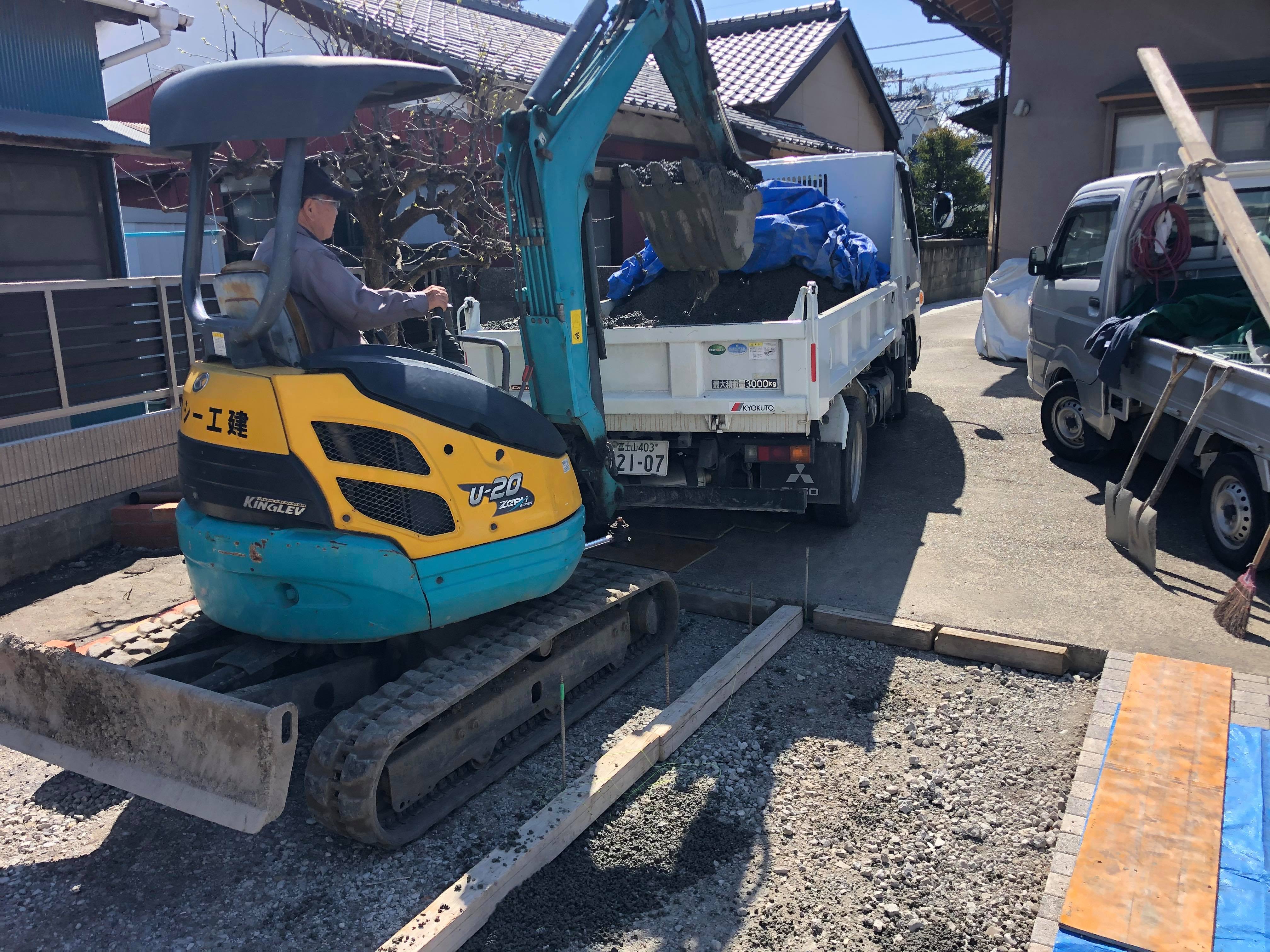 静岡 ダンプ運搬 実は透水性コンクリートのお家芸 狭い 駐車場 ソーケンサービス 三興開発 水たまり対策 Drytech ドライテック 透水性舗装仕上材 生コンポータル