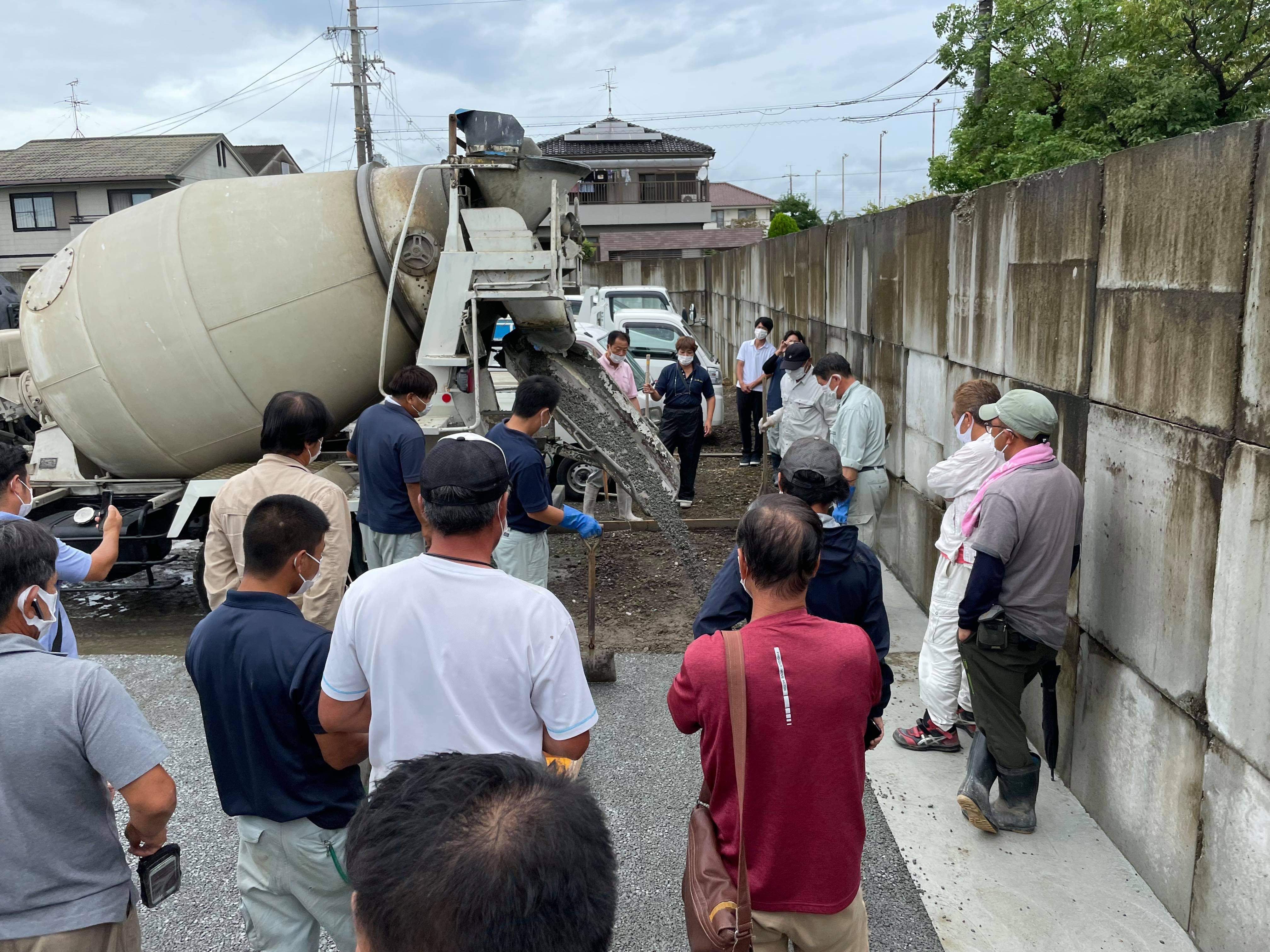 大阪 あたかも集う人々の集積が一頭の巨大な獣のようにドライテックを見事短時間で完成させてしまう 久保田建材店 水たまり対策 Drytech ドライテック 透水性舗装仕上材 生コンポータル