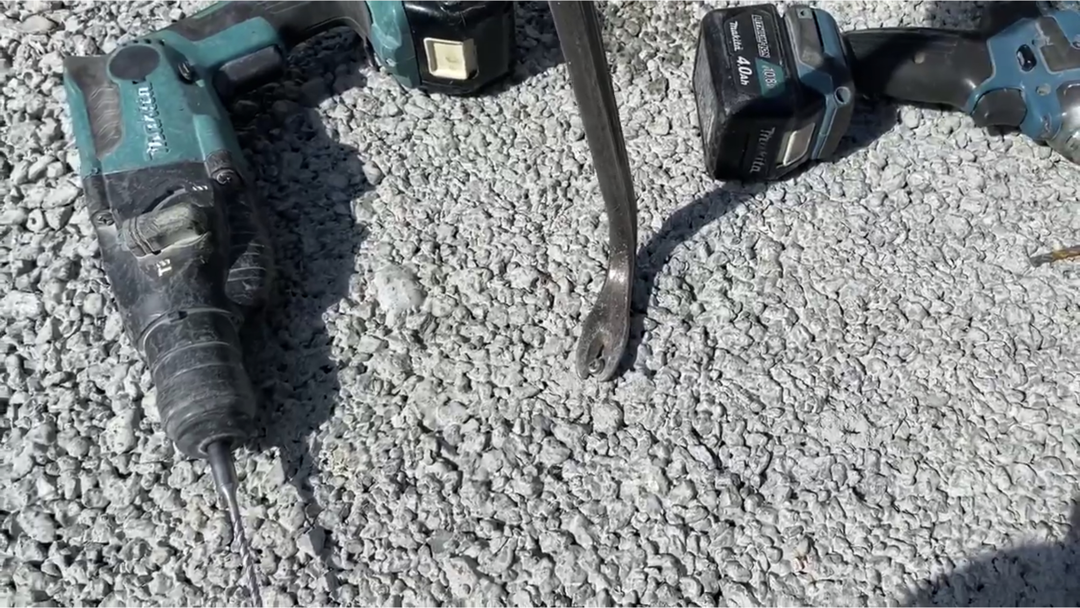 アンカーボルトは透水性コンクリートにも効くの 実験 動画 水たまり対策 ドライテック オコシコン 透水性舗装仕上材 生コンポータル