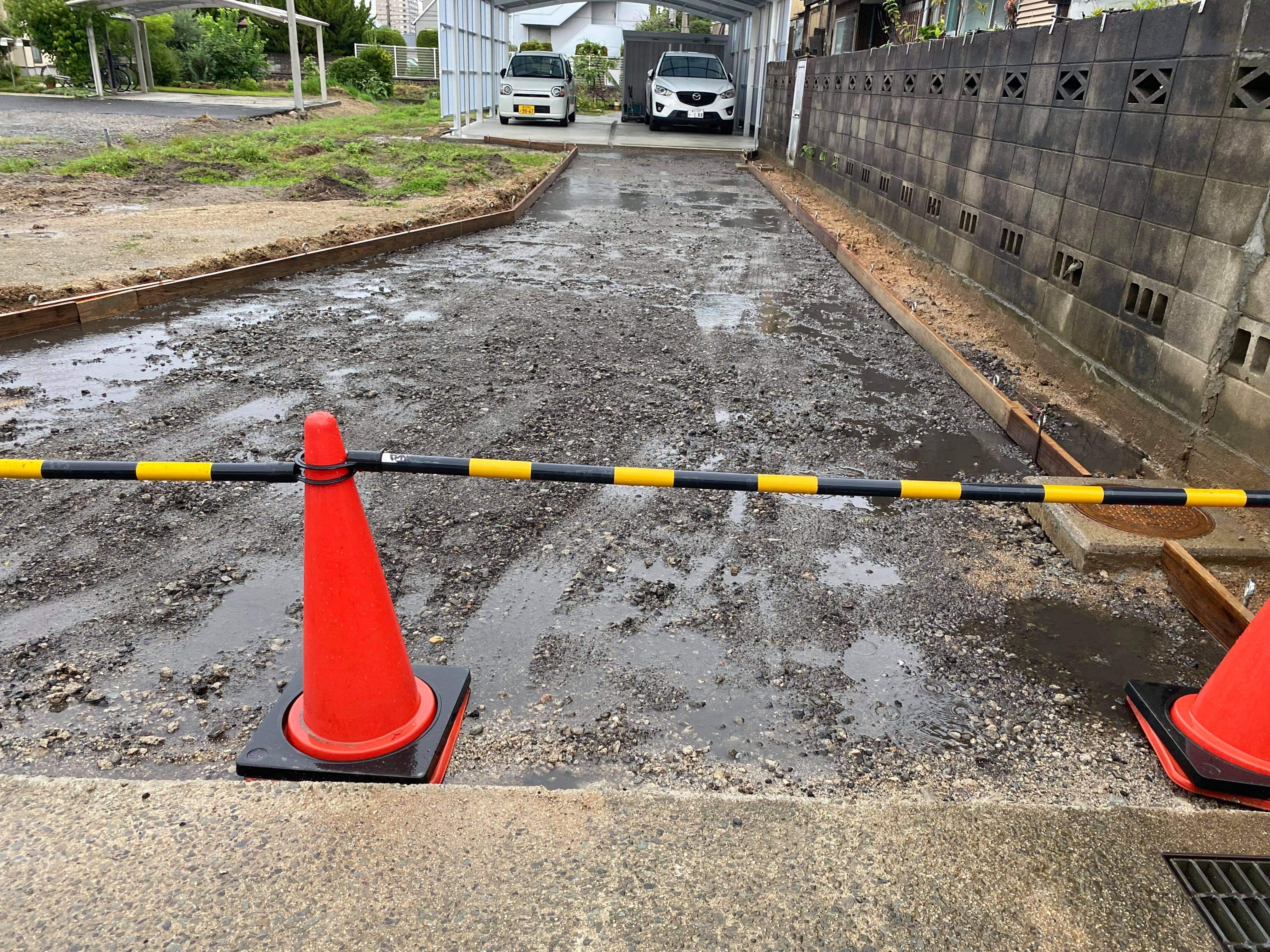 香川 旗竿地で 排水のための 勾配が足りない なんて悩みにも応える製造 施工ネットワーク 松尾建材 エクスショップ 水たまり対策 Drytech ドライテック 透水性舗装仕上材 生コンポータル