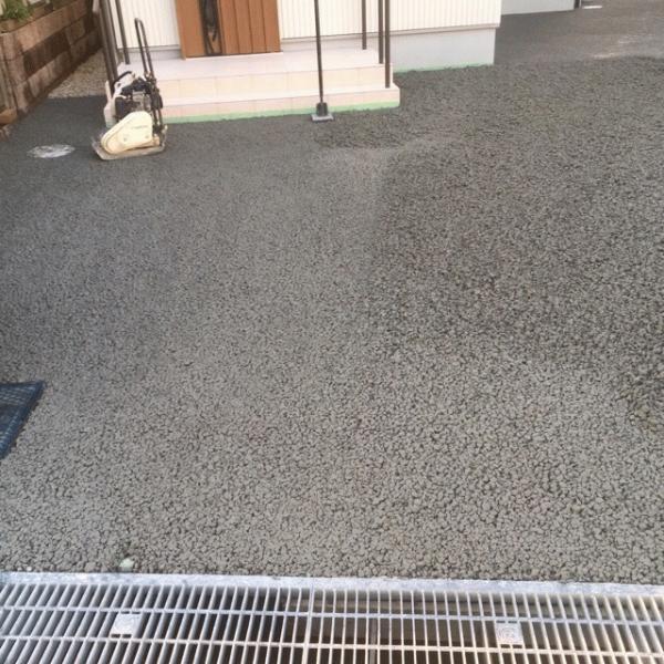 雨予報 一人で施工 15分で撤収 透水性コンクリートも半端ないって 水たまり対策 Drytech ドライテック 透水性舗装仕上材 生コンポータル