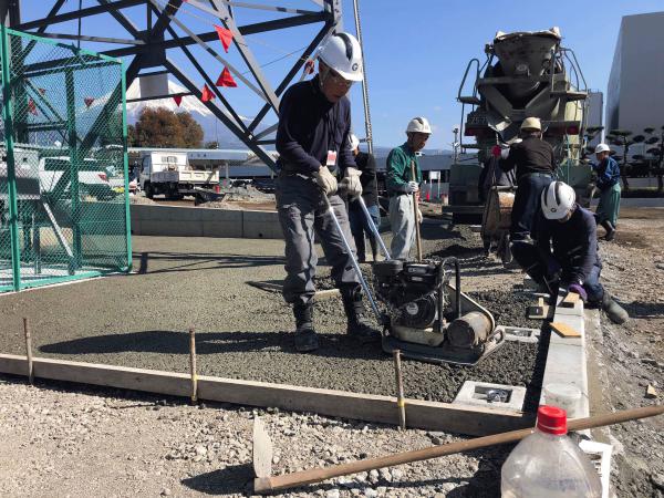 【静岡】「富士山をバックに透水性コンクリート175m2を5時間！！」工場内・送電線鉄塔・排水・防草