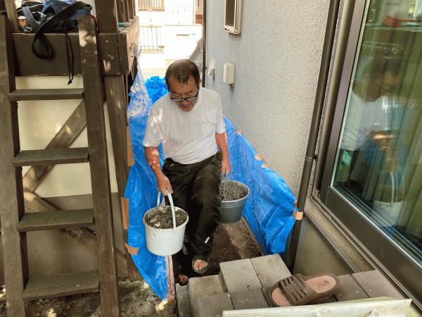 神奈川 防草シートは貼ってた ドクダミが酷かった 事前工 大人4人で4 5日 Diy 犬走 水はけ 雑草 水たまり対策 Drytech ドライテック 透水性舗装仕上材 生コンポータル