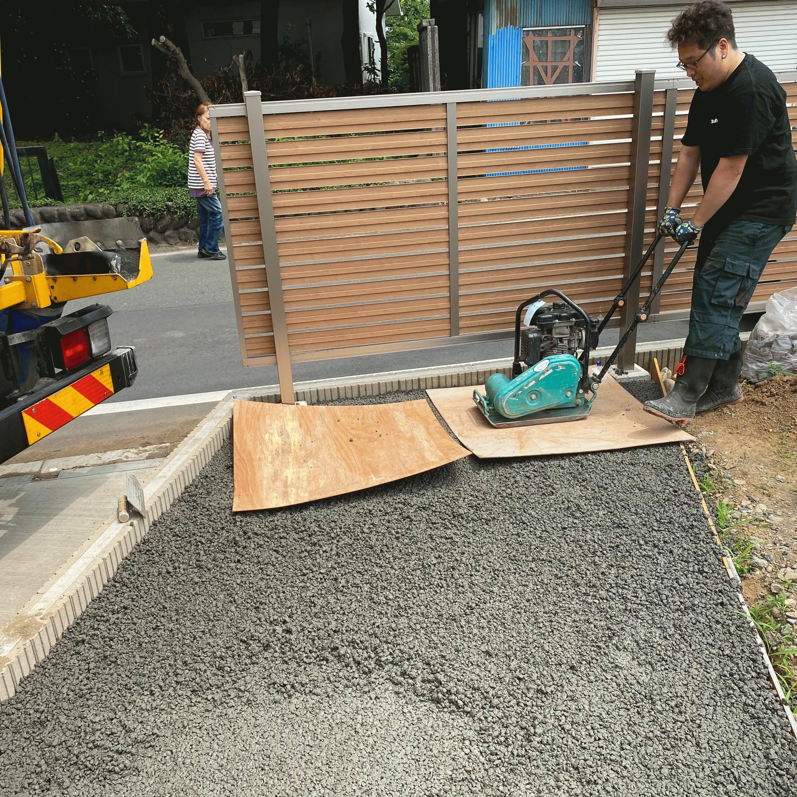 【埼玉】「防草シートに砂利を敷いても1年で草が出て来て大変」「お金を貯めて計画します」物置の基礎コンクリート