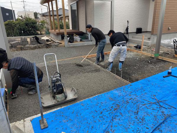 岡山 ブリーディングが乾かない真冬にも ジメジメ毎日雨の降る梅雨の時期にも ヒカリコンクリート エクスショップ 水たまり対策 Drytech ドライテック 透水性舗装仕上材 生コンポータル