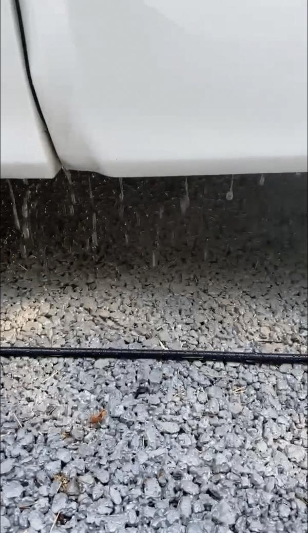静岡 ドライテックは洗車の時に水たまりができないのでホントいいですよ 汚い水が溜まらないということは泥跳ねがつかないので拭き上げも楽です 水たまり対策 Drytech ドライテック 透水性舗装仕上材 生コンポータル