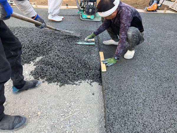 【埼玉】「幅5mを超えるので、施工中の乾燥による骨材飛散のリスク低減」渋谷建材・小暮工業