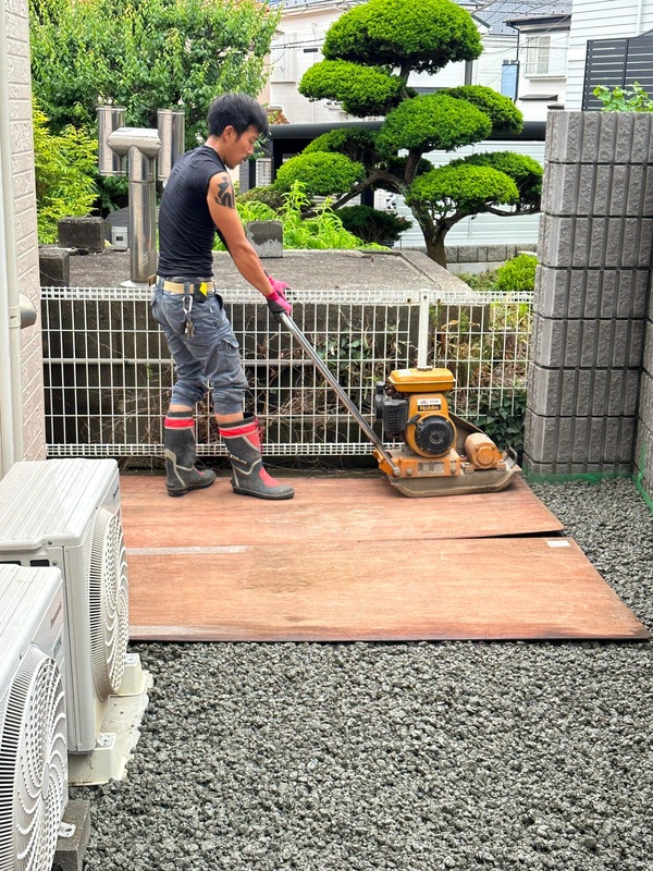 【神奈川】「土間コンのせいで水はけの悪い裏庭とか犬走をオコシコンでリフォームしない？」小沢商店・よこはまがいこう