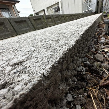 50mm厚の水をがぶ飲みするコンクリ（無機質）だから雑草に突き破られることはありません