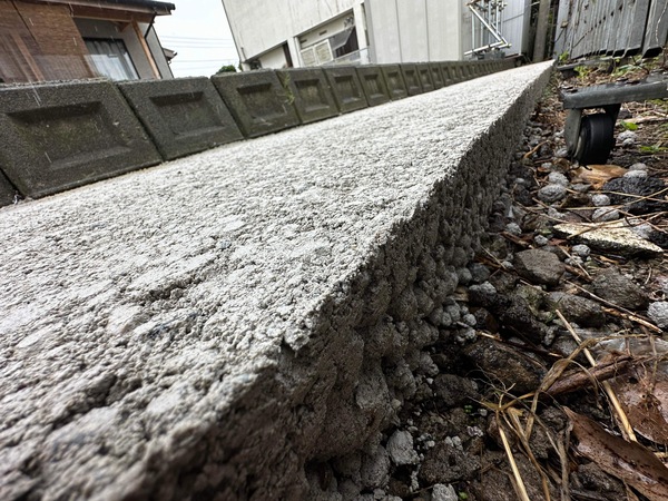 50mm厚の水をがぶ飲みするコンクリ（無機質）だから雑草に突き破られることはありません