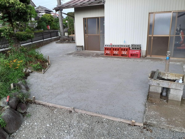 【静岡】「農機具小屋や車庫の出入り口は雨の日ぐちゃぐちゃ夏は雑草が元気よく繁茂」野村商店