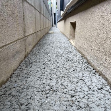 【大阪】「狭くて配管や雨樋でごちゃごちゃしてて雑草、湿気、害虫が家の中に入り込む前に」