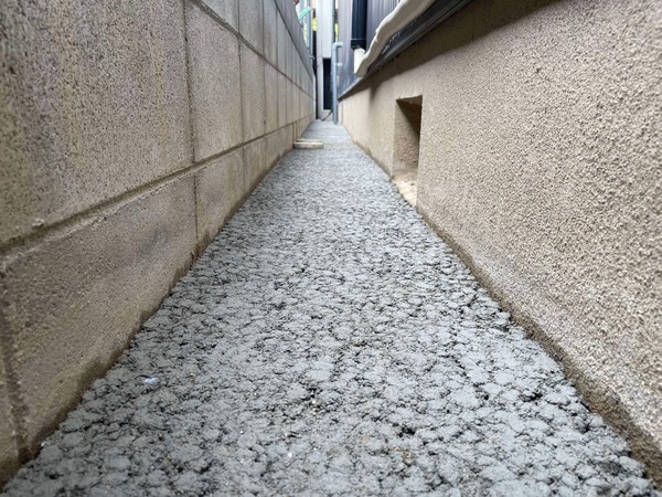 【大阪】「狭くて配管や雨樋でごちゃごちゃしてて雑草、湿気、害虫が家の中に入り込む前に」