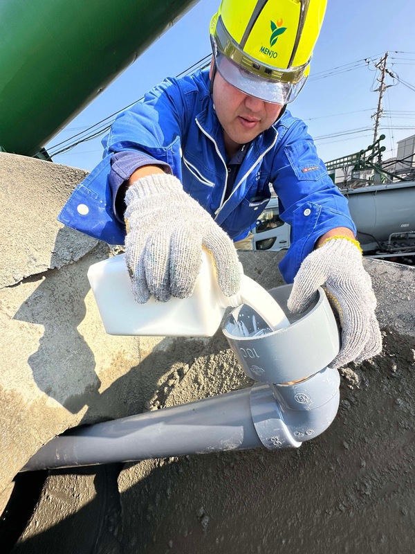 「つまり、世界中どこでもオワコン」 普通の生コンに上田パイプを通してお薬（液体）投入・撹拌で出来上がります