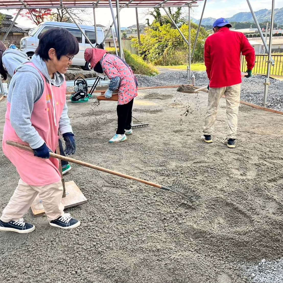 「今年こそ雑草やぬかるみ、凸凹、水たまりを解消したい。DIYに挑戦してみようかな」（前編）