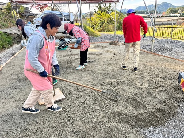 「今年こそ雑草やぬかるみ、凸凹、水たまりを解消したい。DIYに挑戦してみようかな」（前編）